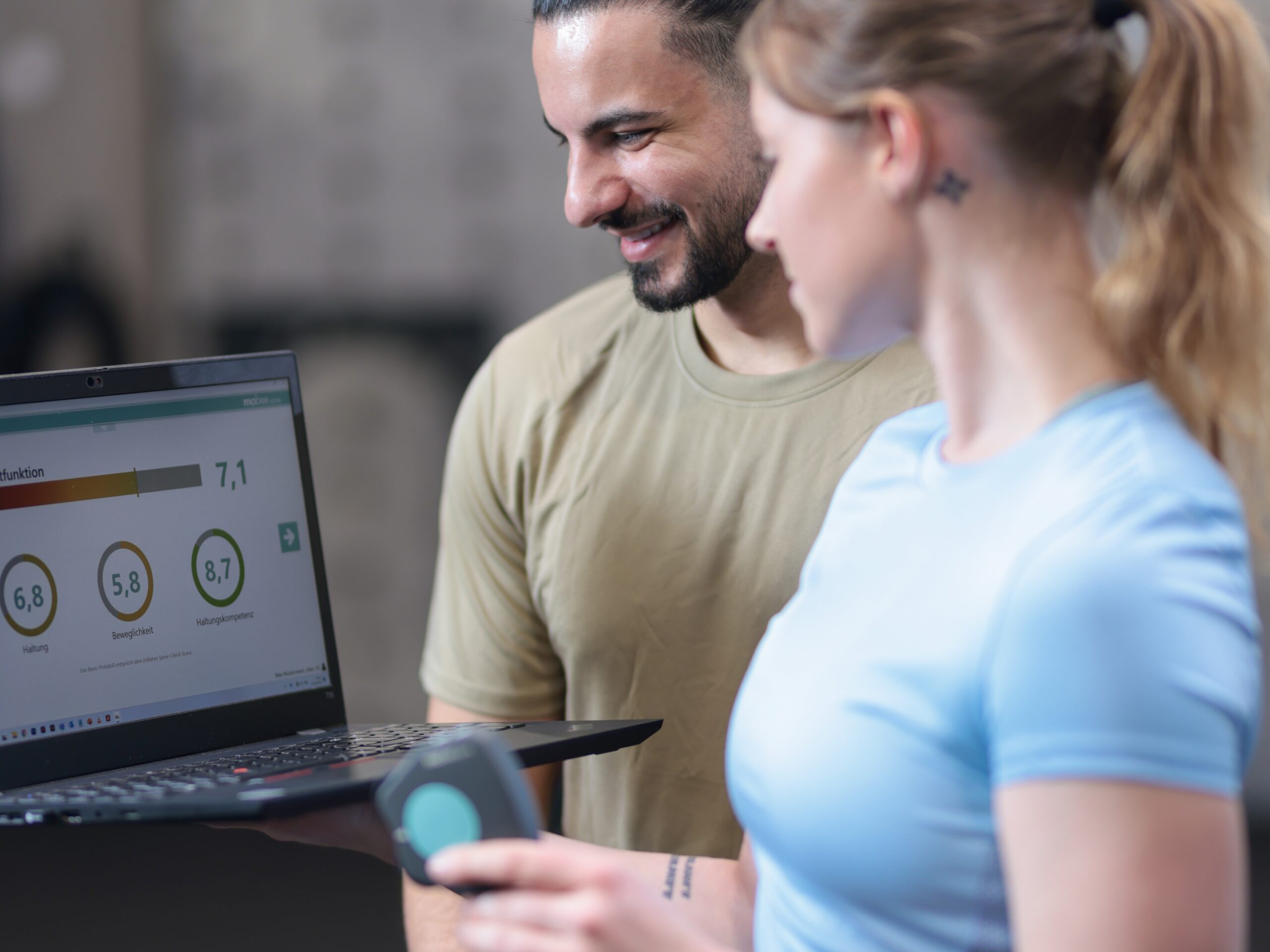Laptop zeigt Ergebnis der digitalen Diagnostik und das Analysetool mobee spine.