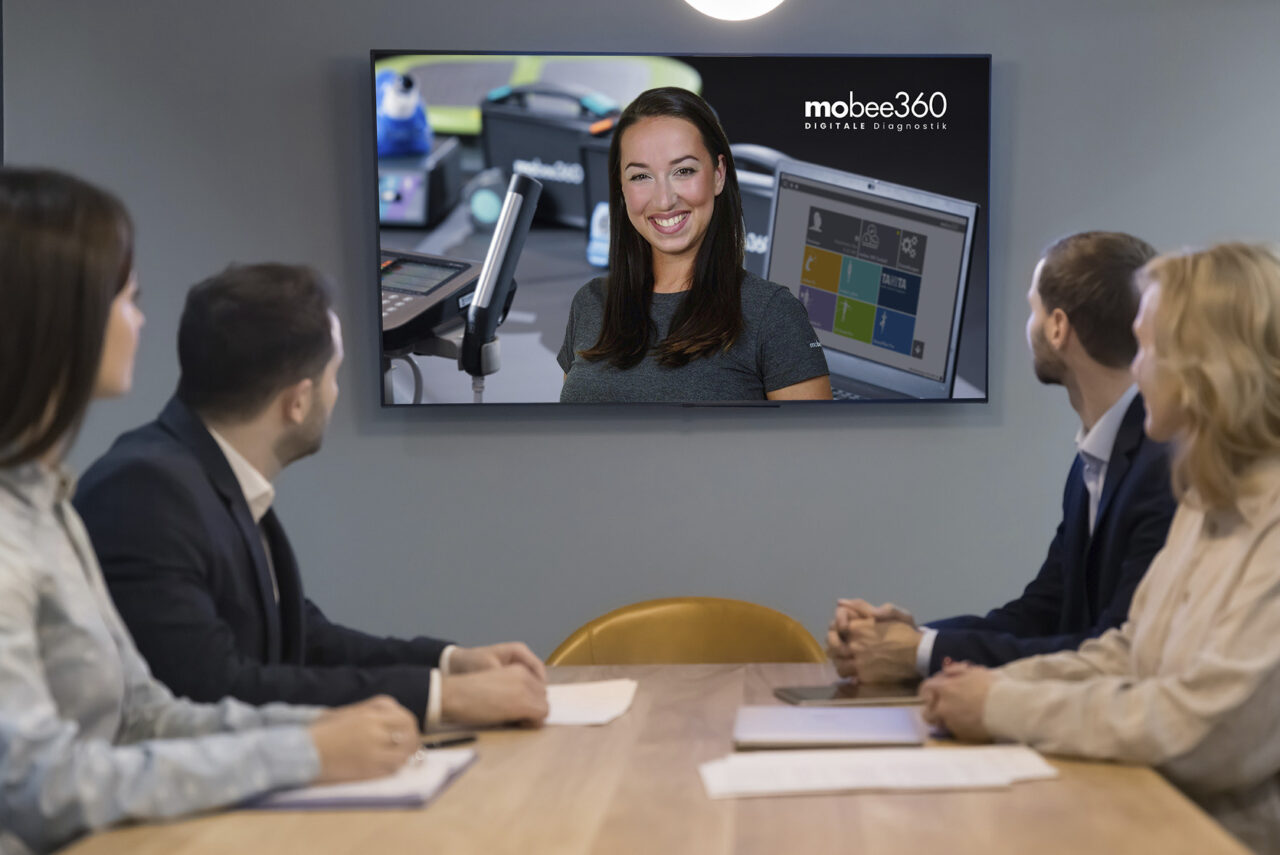 Mehrere Personen sehen sich eine Online Präsentation von mobee360 zur digitalen Diagnostik an.