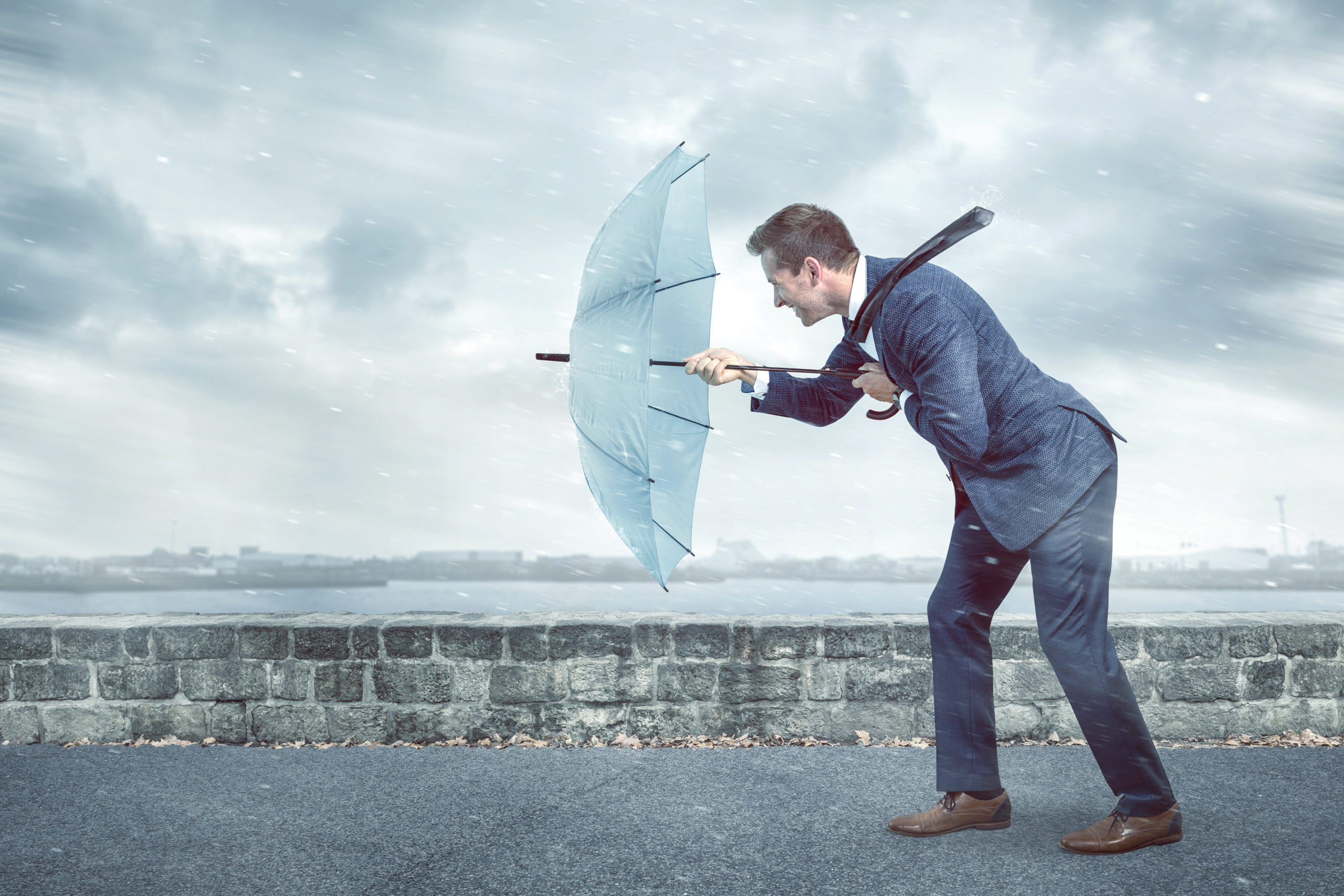 Bild zeigt Mann mit Regenschirm - im Beitrag geht es um Resilienz - und Schutzfaktoren für die psychische und physische Gesundheit.